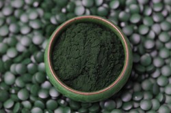 Karob, quinoa, spirulina. Import tych produktów szybuje w górę