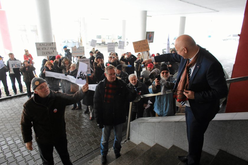 Spotkanie działaczy PiS. Gwizdy przed budynkiem