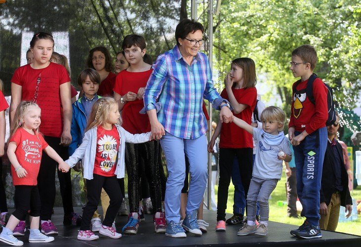 Premier Ewa Kopacz z wnuczkiem Julkiem podczas pikniku zorganizowanego z okazji Dnia Dziecka