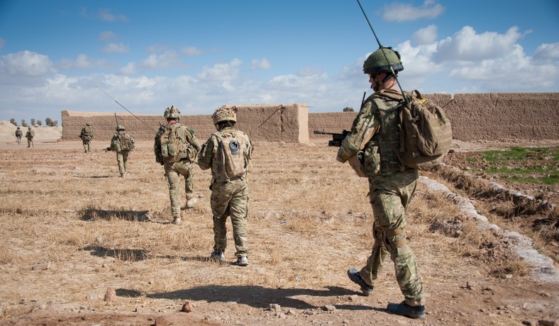 Brytyjscy żołnierze na patrolu w prowincji Helmand w 2011 r. fot. Shutterstock