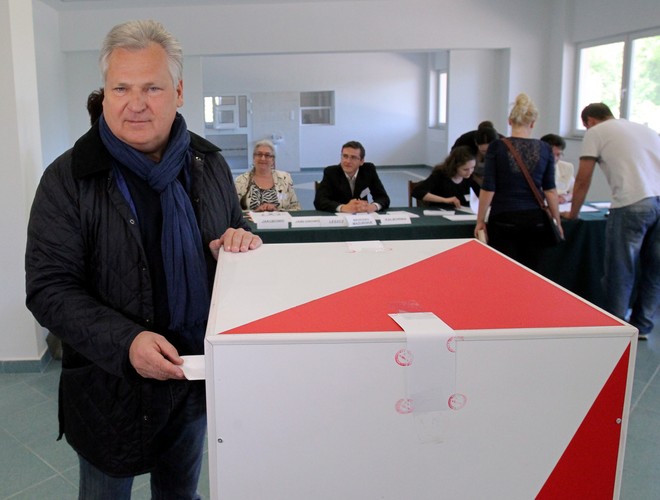 Były prezydent RP Aleksander Kwaśniewski głosował w obwodowej komisji wyborczej nr 1 w Dąbrównie