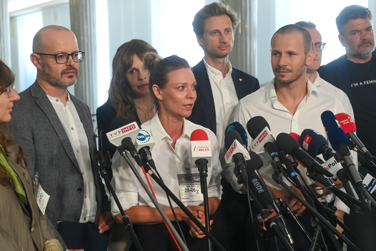 Aktorzy Magdalena Boczarska i Mateusz Banasiuk podczas konferencji prasowej w Sejmie w Warszawie, Sejm uchwalił z poprawkami nowelizację ustawy o prawie autorskim i prawach pokrewnych, która wdraża do polskiego porządku prawnego dwie dyrektywy PE. Ustawa była szeroko komentowana i wyczekiwana w środowisku twórców