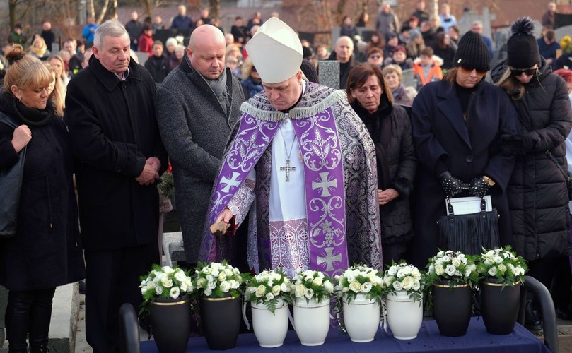 Biskup Piotr Greger podczas uroczystości pogrzebowych