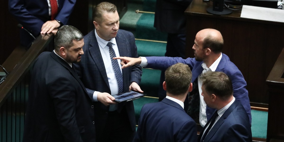 Sejm w środę zajął się m.in. sprawą laptopów dla uczniów i 14. emerytury.