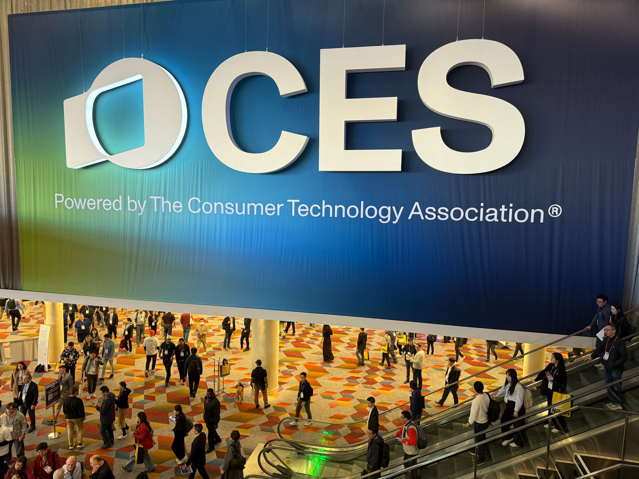 Samsung-Offensive gegen Apple: TVs schalten Kommentatoren stumm, 130-Zoll-Display