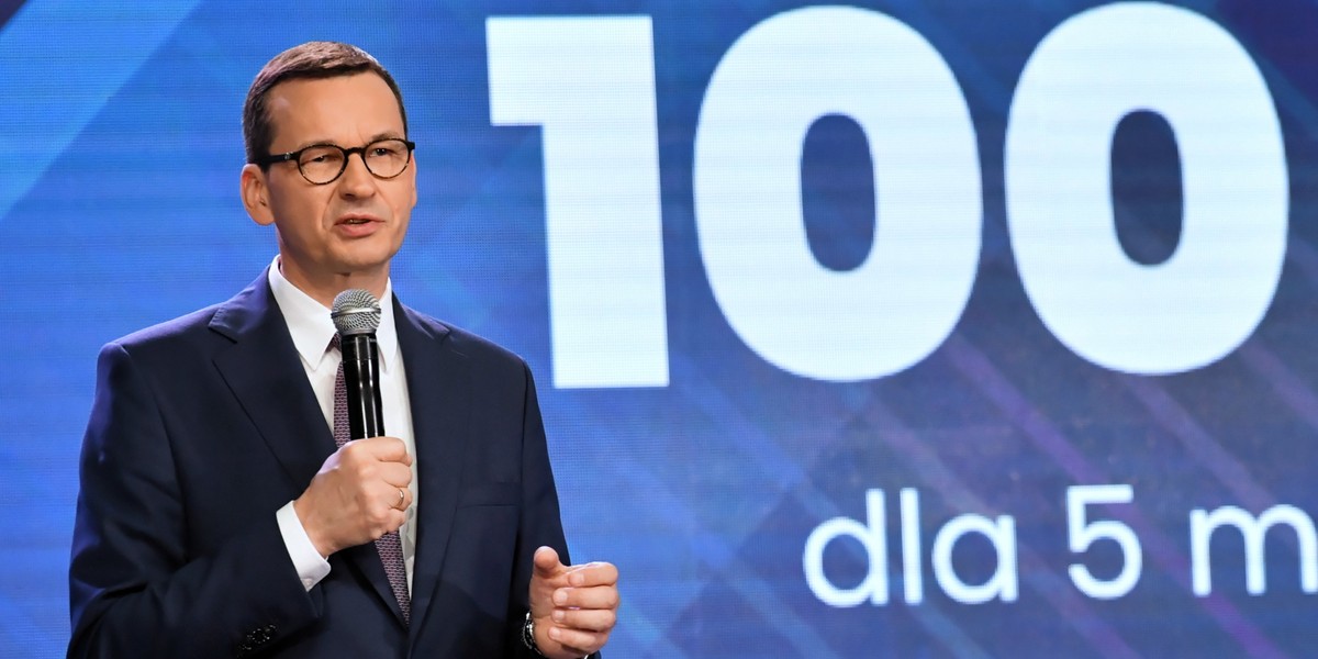 Premier Mateusz Morawiecki zaznaczył, że kryzys spowodowany koronawirusem spowodował jednoczesne uderzenie w podaż, popyt, płynność firm i niósł zagrożenie rosnącym bezrobociem.