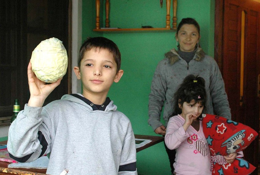 Dečaci umesto lopte koriste krpenjaču