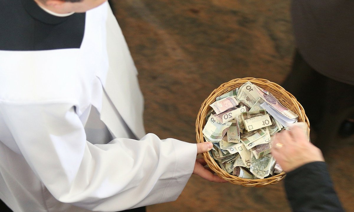 Od 400 zł w górę. Do Senatu trafiła petycja, aby wierni płacili podatek