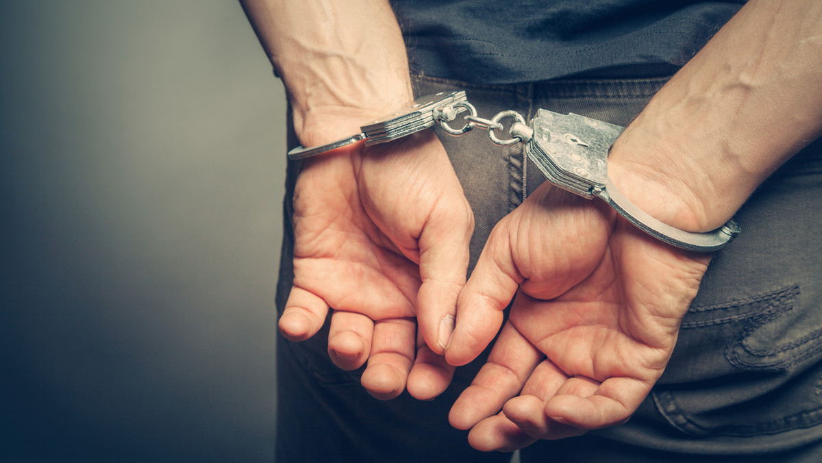 Sandomierscy policjanci zatrzymali mężczyznę podejrzewanego o usiłowanie zabójstwa 30-latka. Na wniosek prokuratury sąd tymczasowo aresztował już 26-latka na trzy miesiące. Teraz grozi mu kara do 25 lat więzienia.