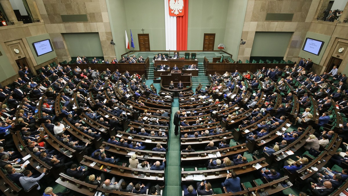 Sejm nie zgodził się w nocy na odrzucenie raportu gabinetu Beaty Szydło z działalności rządów PO-PSL.