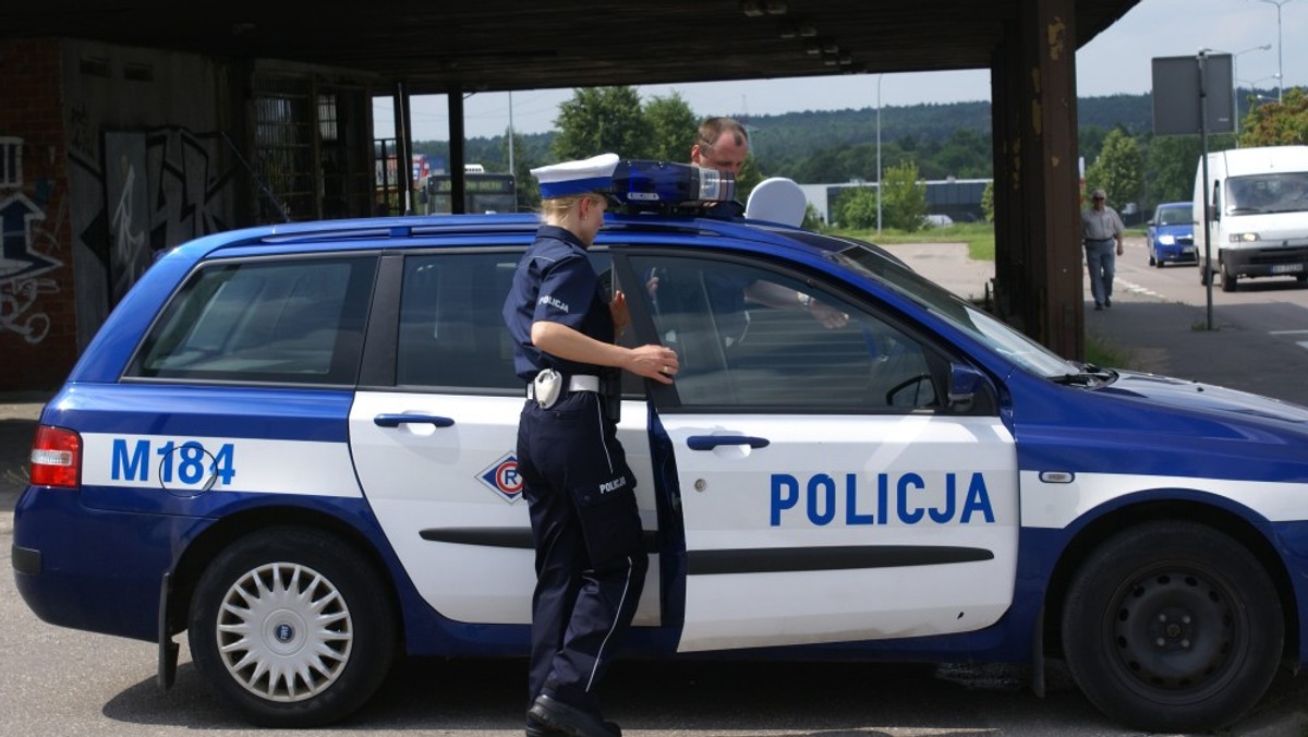 Szybka reakcja białostockich policjantów podczas międzynarodowego szkolenia na Litwie. W czasie ćwiczeń, w których uczestniczyło blisko 300 funkcjonariuszy z sześciu krajów, jeden z łotewskich policjantów nagle upadł na ziemię i stracił przytomność. Na ratunek mężczyźnie natychmiast pospieszyli policjanci z Oddziału Prewencji Policji w Białymstoku.