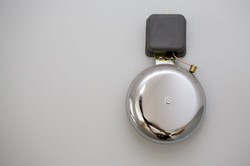 Szkoły rezygnują z tradycyjnych dzwonków. Łagodne melodie zapowiedzą przerwy i lekcje?