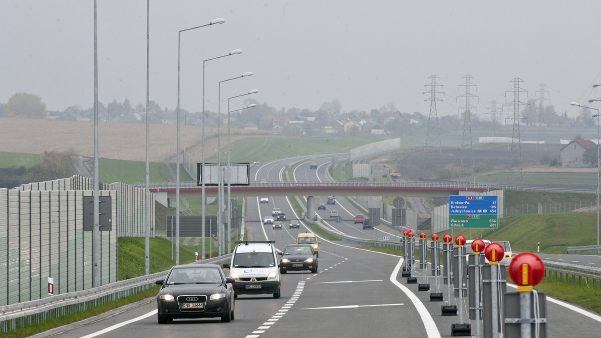 Przynajmniej 280 milionów złotych wydali polscy urzędnicy w latach 2007-2010 na urządzenia do ścigania sprawców wykroczeń drogowych - wyliczył tygodnik "Angora". Za tą kwotę można byłoby zbudować kilkanaście lub kilkadziesiąt kilometrów nowoczesnych autostrad. Według protokołu Najwyższej Izby Kontroli, inwestycje w fotoradary są nieuzasadnione, gdyż wymagania UEFA w zakresie dróg na Euro 2012 nie obejmują takich urządzeń