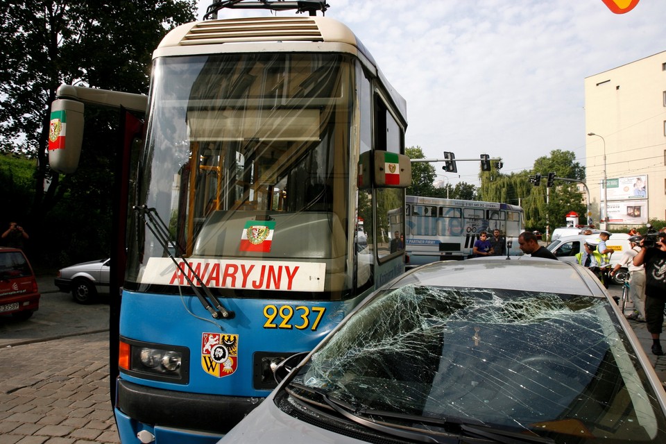 Tramwaj wypadł z szyn