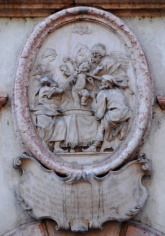 Relief ukazujący mord rytualny Simona (Trento, Włochy)