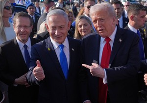 Benjamin Netanjahu i Donald Tramp na aerodromu Ben Gurion kod Tel Aviva 13. oktobra 2025.