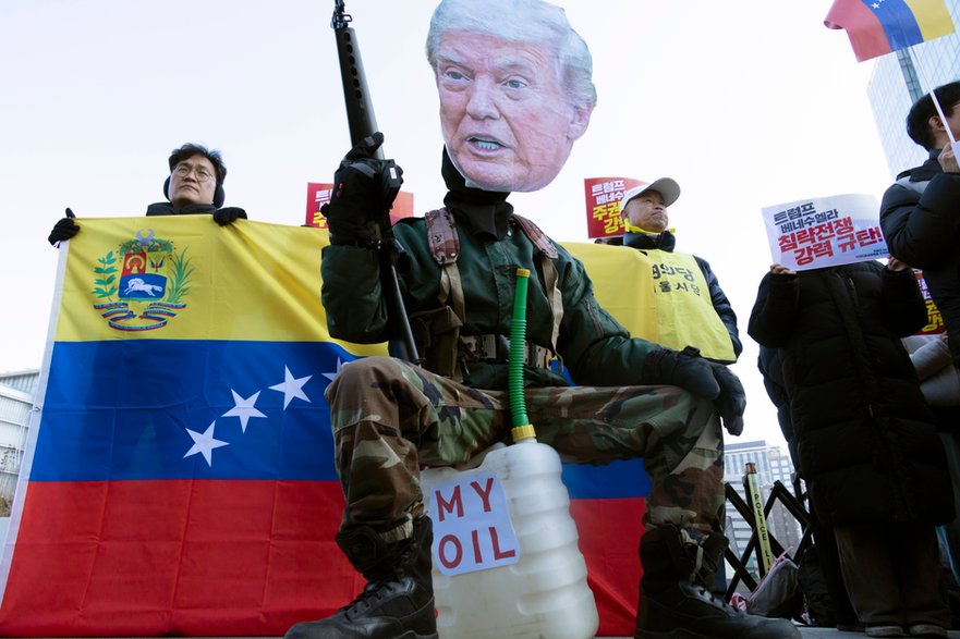 Protest przeciwko działaniom wojskowym USA w Wenezueli przed ambasadą Stanów Zjednoczonych w Seulu, Korea Południowa, 5 stycznia 2026 r.