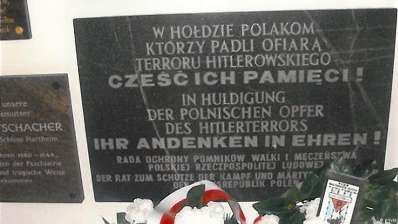 Płyta pamiątkowa ku czci Polaków pomordowanych w Hartheim