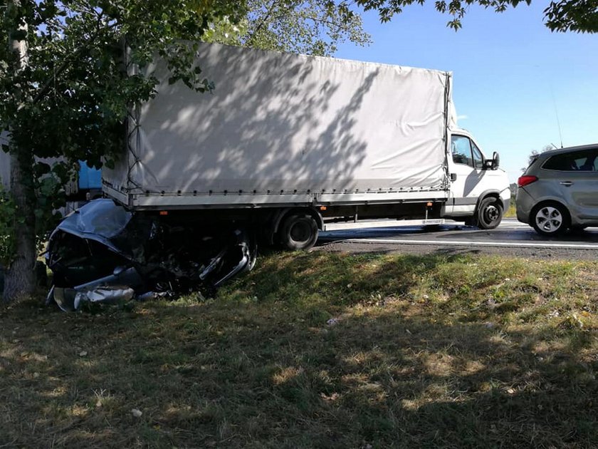 Karambol pod Bydgoszczą. TIR uderzył w auto, później było już tylko gorzej