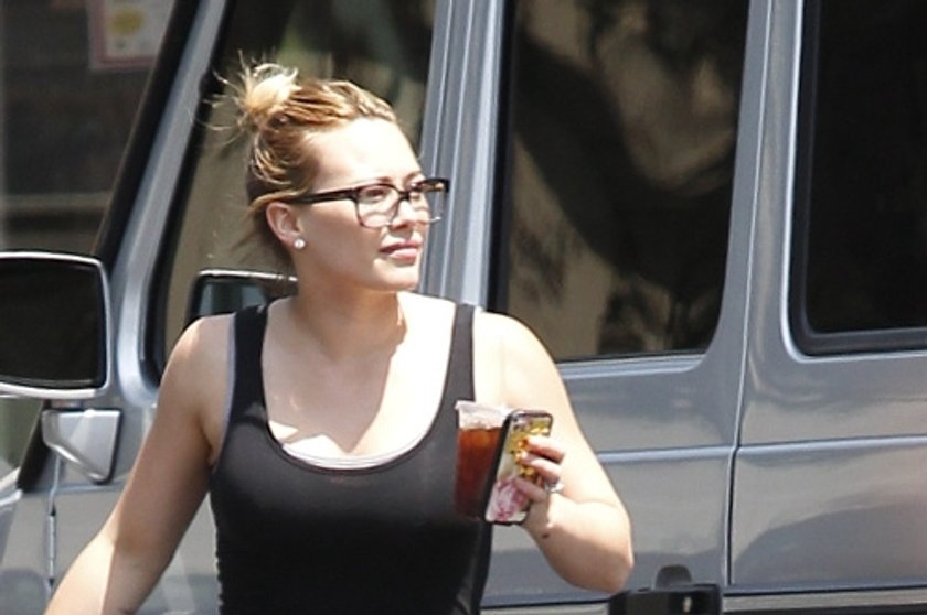 Hilary Duff w okularach