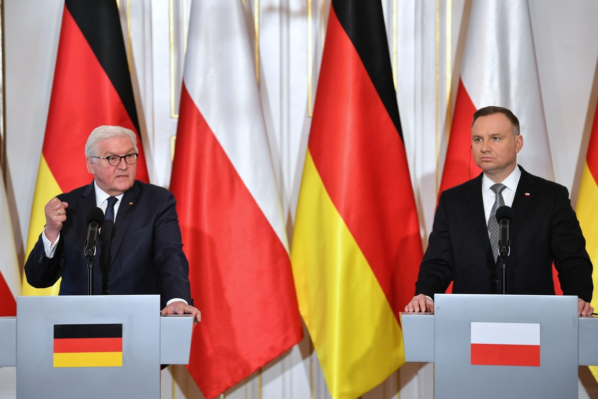 Warszawa, 12.04.2022. Prezydent RP Andrzej Duda (P) oraz prezydent Republiki Federalnej Niemiec Frank-Walter Steinmeier (L) podczas wypowiedzi dla mediów po spotkaniu w Belwederze w Warszawie, 12 bm. Prezydent Federalny RFN przebywa z wizytą w Rzeczypospolitej Polskiej. (jm) PAP/Radek Pietruszka