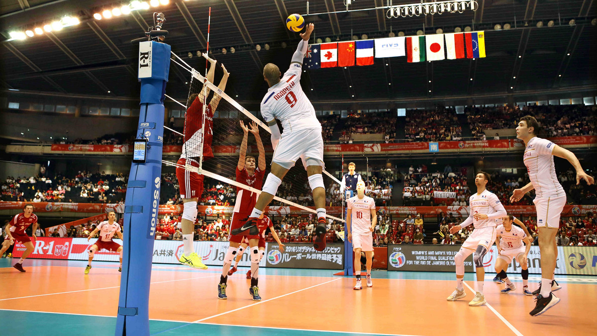 Fantastyczny pojedynek w niedzielę w Tokio rozegrali mistrzowie Europy z mistrzami świata. Francuzi prowadzili z naszą reprezentacją już 2:0, mieli okazje, by zakończyć pojedynek, ale po wspaniałym odrodzeniu Biało-Czerwonych przegrali bitwę 2:3 (25:22, 25:13, 29:31, 17:25, 12:15). We wtorek zagramy kolejny mecz, tym razem przeciw Japonii (godzina 12:20). Igrzyska w Rio z Tokio widać coraz wyraźniej.