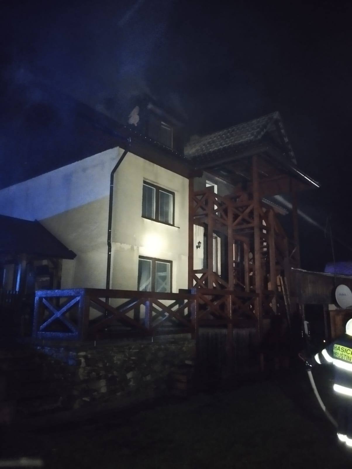 V obci Hruštín horelo podkrovie rodinného domu.