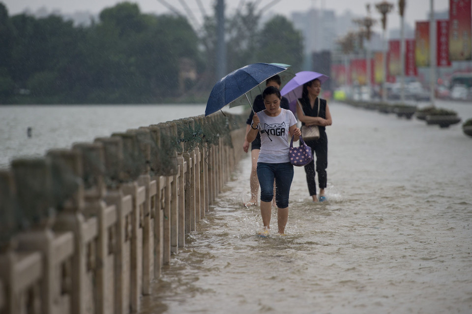 Powódź w Chinach zabiła już 186 osób. Od czwartku ucierpiały 33 mln ludzi
