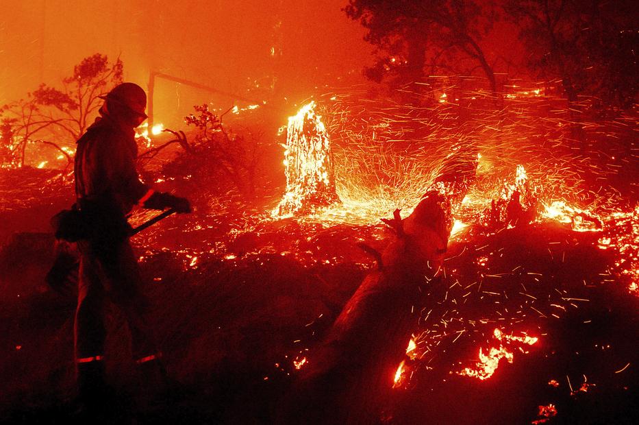 Tűzoltó küzd a lángok megfékezésén a kaliforniai Cascadel Woods közelében pusztító erdőtűz helyszínén / Fotó:MTI/AP/Noah Berger 