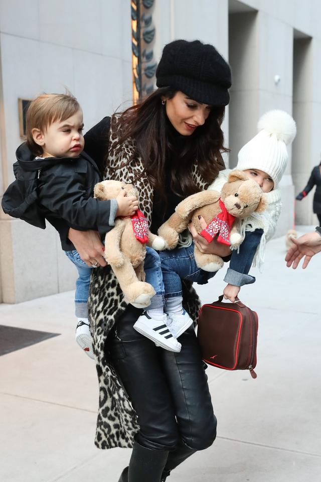 Amal Clooney z dziećmi na rękach