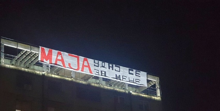 Bilbord na kome piše "Maja, udaj se za mene"
