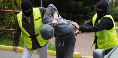 Oszpecił kobiety rozbitą butelką, znalazły go w internecie. Jest akt oskarżenia