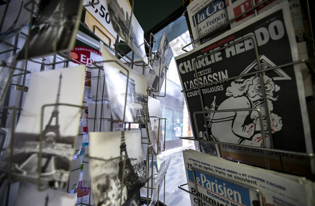 Na okładce "Charlie Hebdo" Bóg z Kałasznikowem, Watykan protestuje