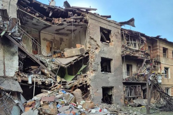 (FOTO) DRAMATIČNE SLIKE IZ ZAPOROŽJA Rusi razorili stambenu zgradu: Raste broj mrtvih