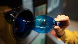 zwrócił plastikowe butelki i puszki do recyklomatu. dostał zwrot prawi