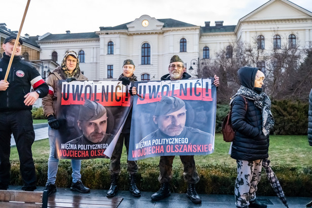 Zwolennicy aresztowanego w lutym Wojciecha Olszańskiego podczas wiecu