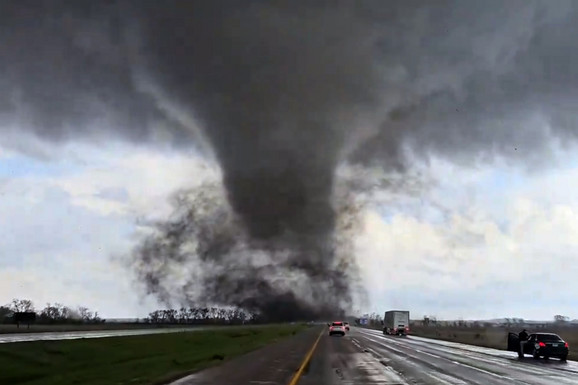 OGROMAN TORNADO U SAD! Izdata HITNA upozorenja za građane: "Odmah se sakrijte u podrume!" (VIDEO)