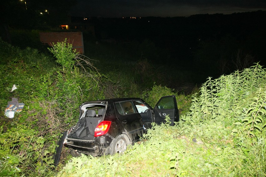 Voz je odbacio automobil na metalni stub