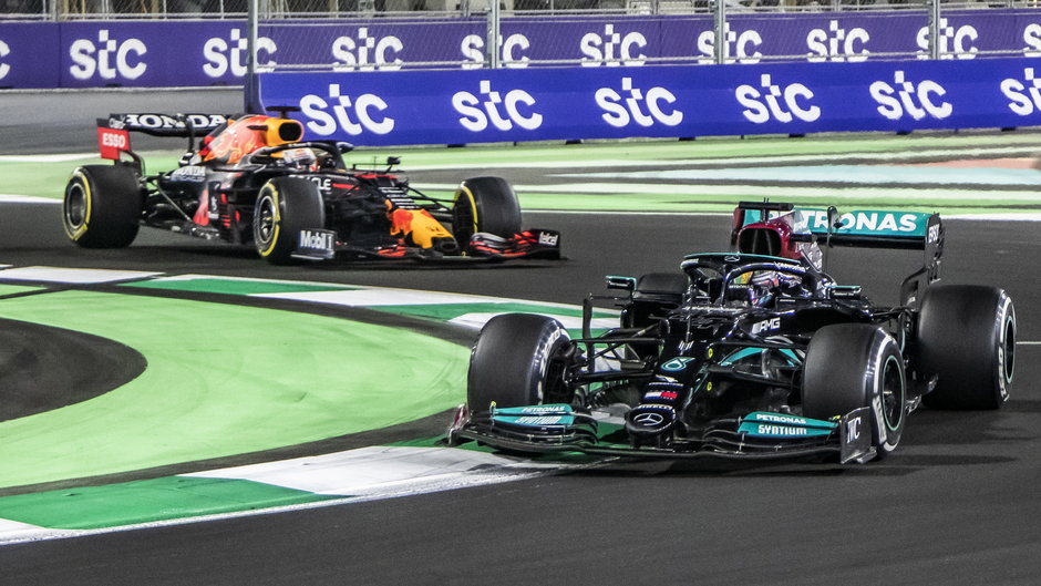Lewis Hamilton przed Maxem Verstappenem podczas F1 Arabii Saudyjskiej
