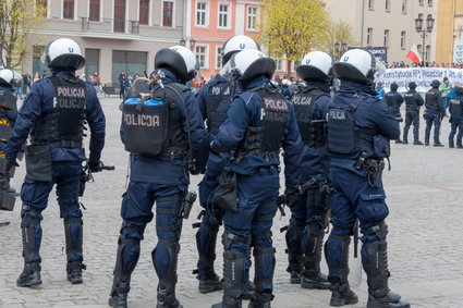 Są nowe siedziby i lepsze pensje, a i tak odchodzą ze służb