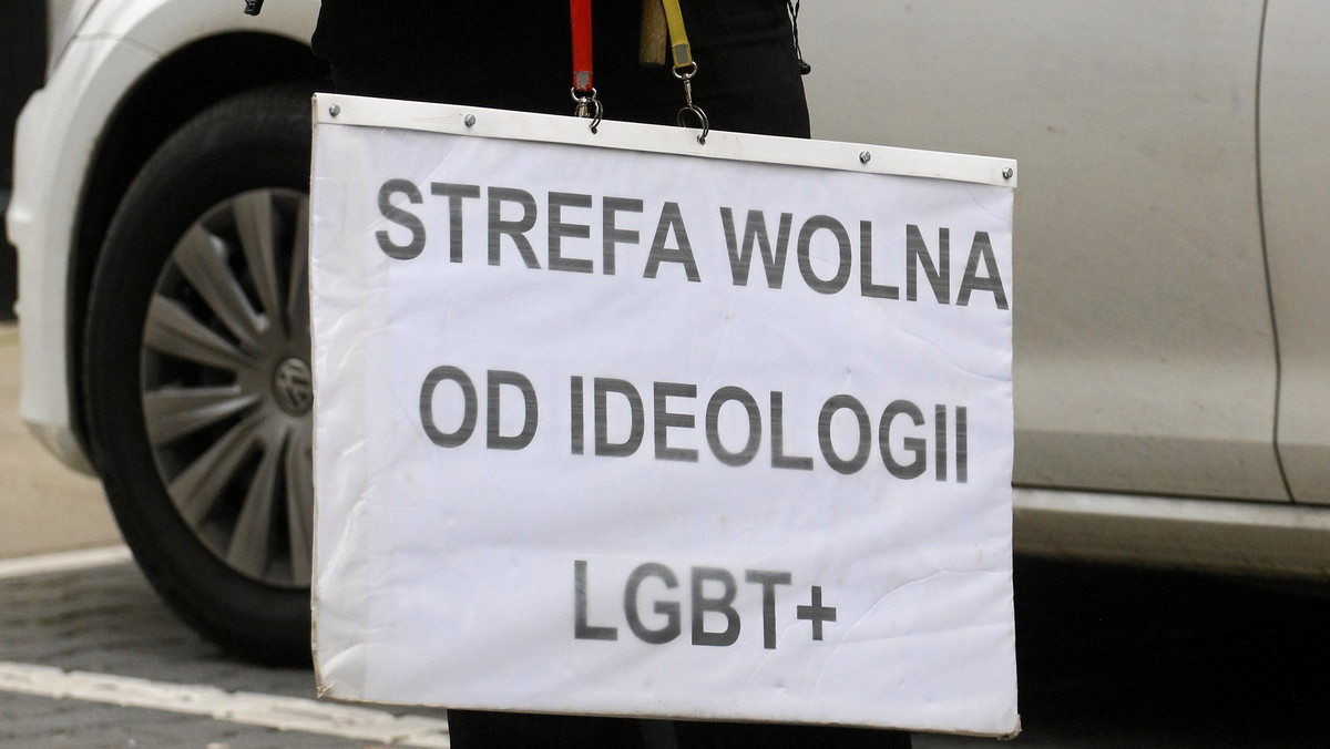 Strefy wolne od LGBT w Polsce. Film o obradach z sesji w samorządach