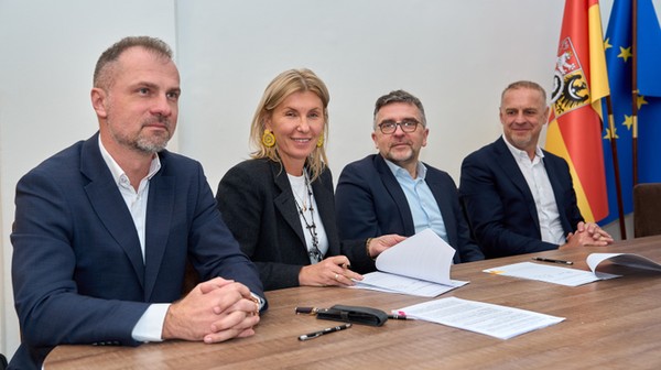 Umowę podpisano w gabinecie wiceprezydent Wrocławia, Renaty Granowskiej. 