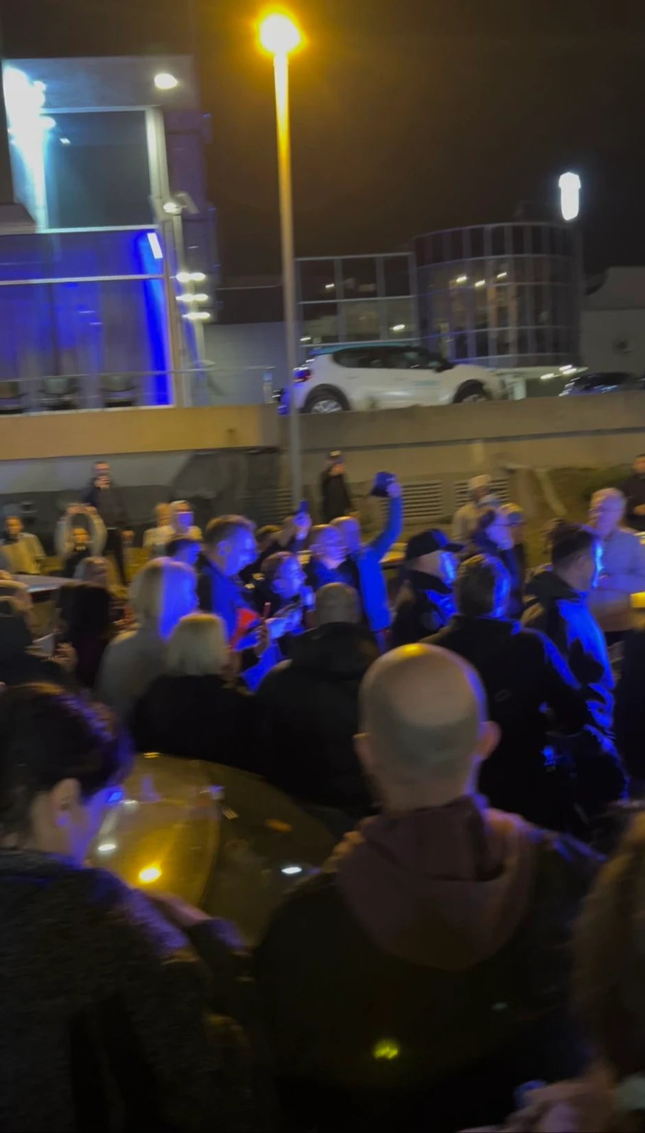 Demonstranti blokirali izlaz prostorija SNS na Novom Beogradu