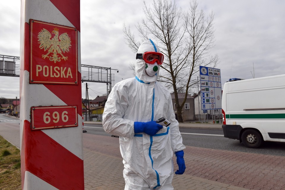 Służby sanitarne zabezpieczają granicę z Niemcami w Krajniku Dolnym.