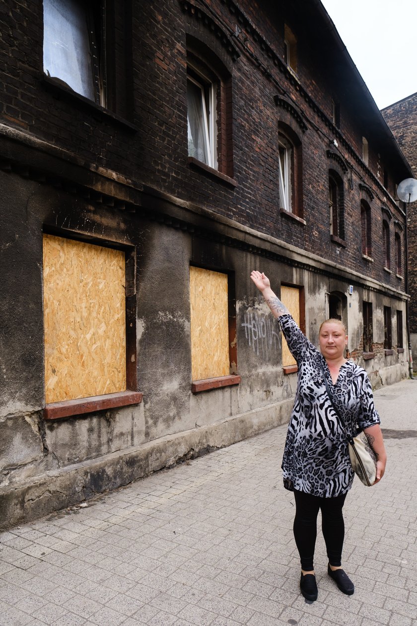 - Nie mogę wrócić do swojego mieszkania, bo budynek wyłączono z użytkowania - mówi Urszula Hajk