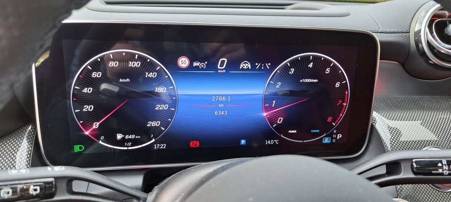 Mercedes GLC w miejscu wskaźników ma efektowny ekran. Jego zawartość można zmieniać, dobierając prezentowane informacje wedle potrzeby.