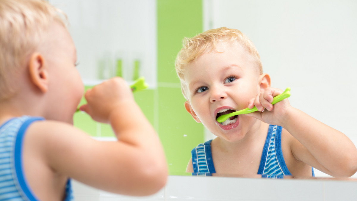 dziecko myjące zęby, szczotkowanie zębów