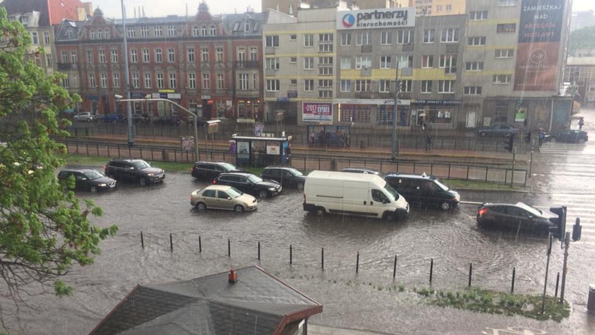 Zalane są m.in. fragmenty ulicy Grunwaldzkiej, Kościuszki. W centrum Gdańska nie kursowały tramwaje. Po godzinie 17 urzędnicy zwołali posiedzenie Sztabu Kryzysowego. Ulewa sparaliżowała także Łódź.