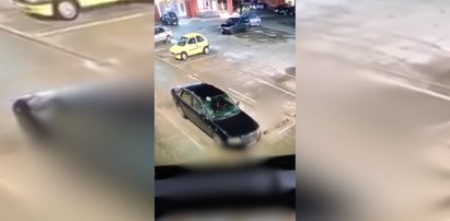 Skandal w Elblągu! Uprawiali seks na parkingu przed marketem. FILM + 18