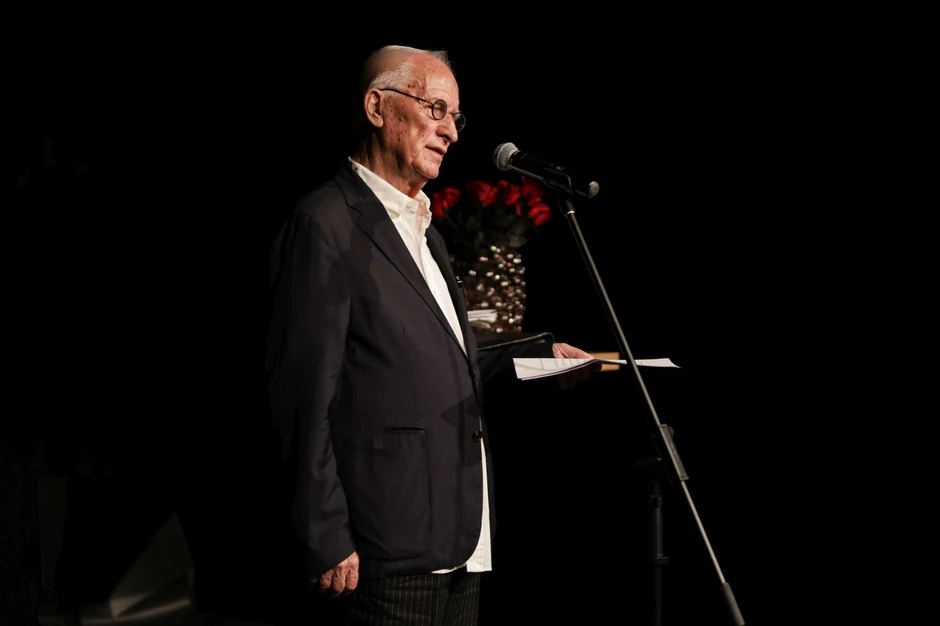 Legendardni Matija Bećković govorio je svoje stihove u prepunoj fondaciji 